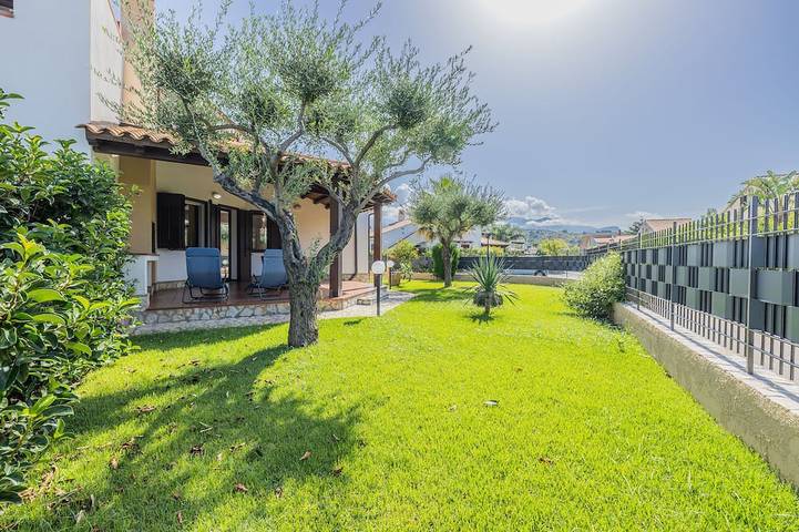 Villa per 8 persone, con giardino e balcone in Campofelice di Roccella
