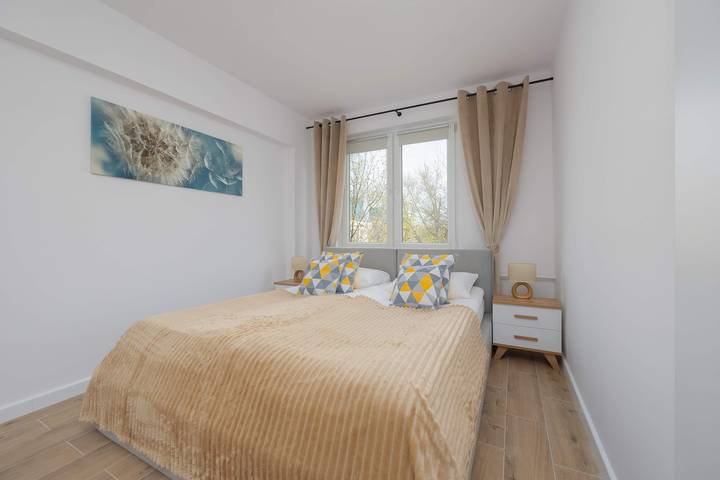 Entire apartment, Spacious Apartment for 5 Persons | Balcony | Workspace in Warsaw Śródmieście, Warsaw