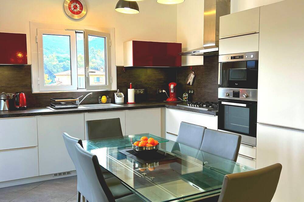 Appartement entier, Calvi apt neuf Wifi 3chambres, 6 personnes, climatisé, 10mm plage in Calvi, Région de Calvi