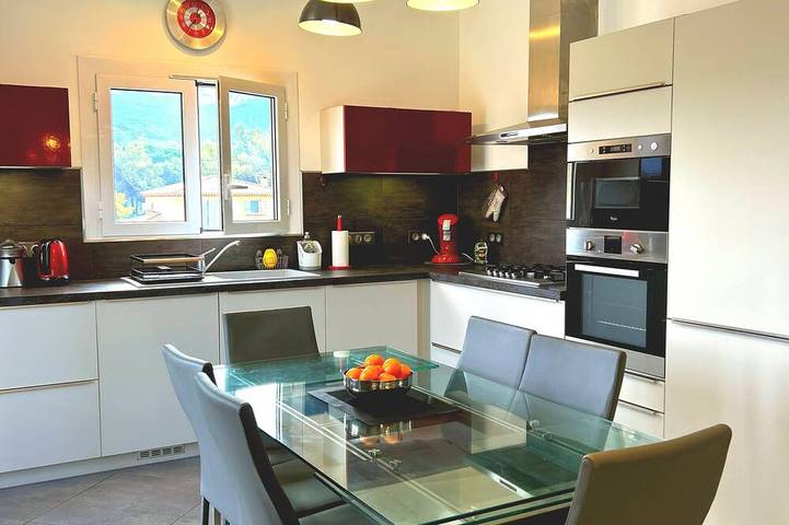 Location de vacances pour 6 personnes, avec terrasse et jardin à Calvi