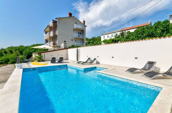 Ferienwohnung für 4 Personen, mit Terrasse und Garten sowie Pool in Crikvenica