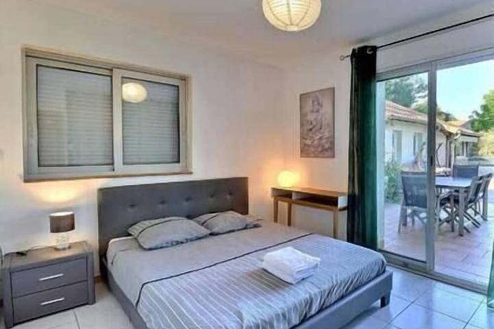 Location de vacances pour 15 personnes, avec piscine ainsi que jardin et balcon à Genestelle - 2