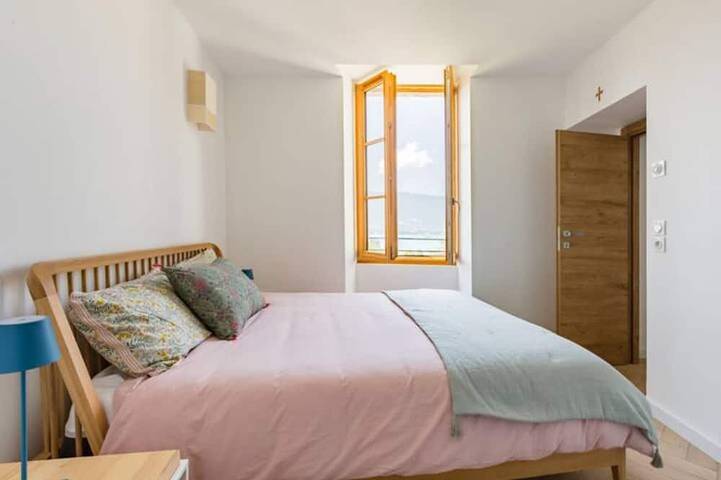 Ganze Wohnung, The Garden in Talloires with a lake view in Talloires-Montmin, Annecy und Umgebung