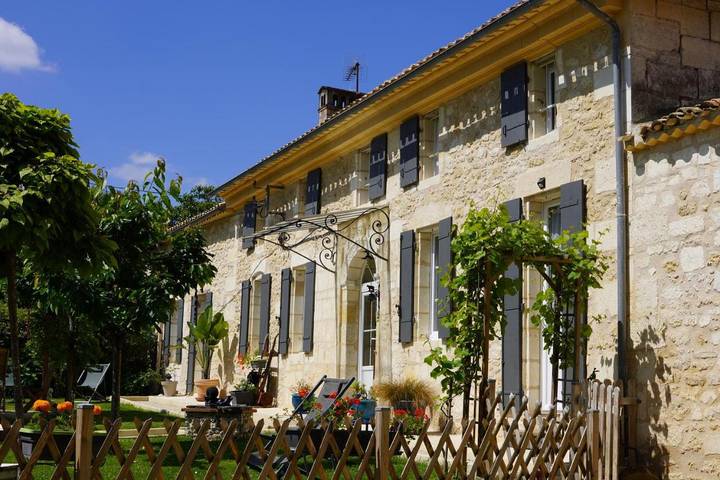 Cottage pour 2 personnes, avec vue ainsi que piscine et jardin à Galgon