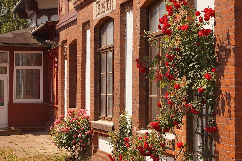 Ganze Wohnung, Historisches Ambiente im alten Fürstenbahnhof Lübstorf in Lübstorf, Nordwestmecklenburg (Wismar und Umgebung)