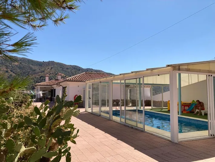 Chalet para 4 personas, con vistas además de piscina y jardín - 1