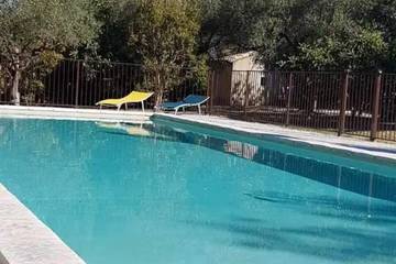 Location de vacances pour 5 personnes, avec terrasse ainsi que jardin et piscine à Mirabel-aux-Baronnies
