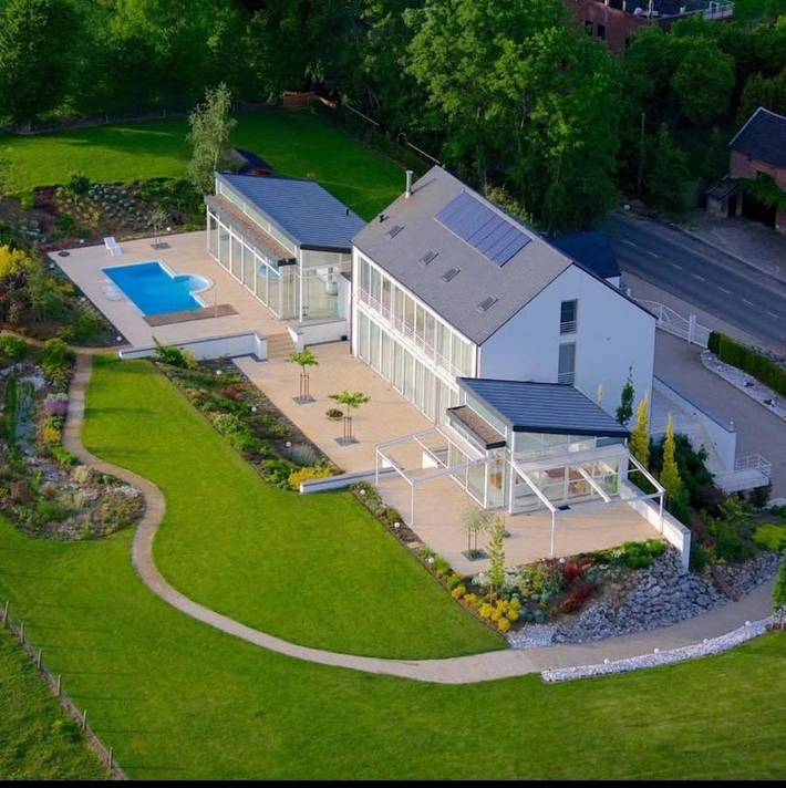Location de vacances pour 10 personnes, avec vue et terrasse ainsi que sauna et piscine, animaux acceptés à Dalhem