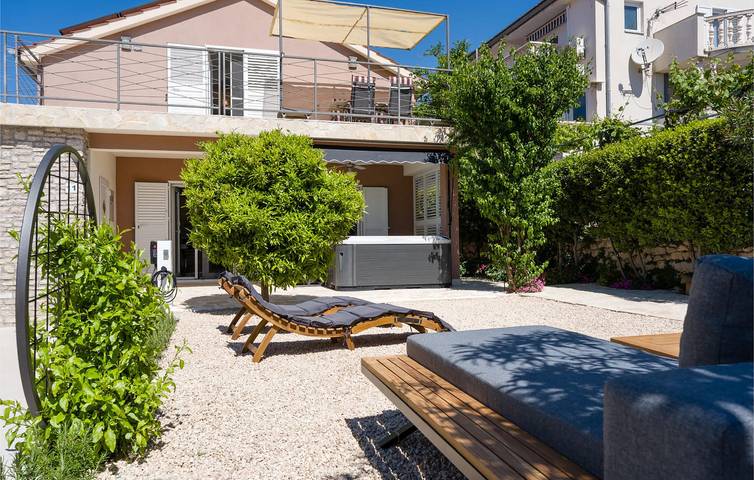Gemütliche Ferienwohnung mit Terrasse, WLAN und 900 m zum Strand in Tribunj, Šibenik-Knin