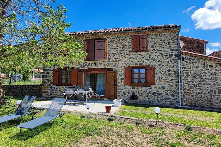 Location de vacances pour 6 personnes, avec jardin à Blassac