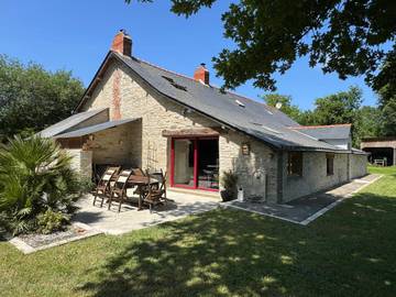 Gîte pour 8 personnes, avec terrasse et jardin, adapté aux familles à Plessé