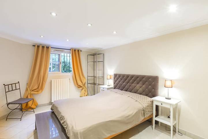 Appartement entier, Appartement 3 pièces avec piscine privée (en saison) et jardin in Antibes, Côte méditerranéenne (France)
