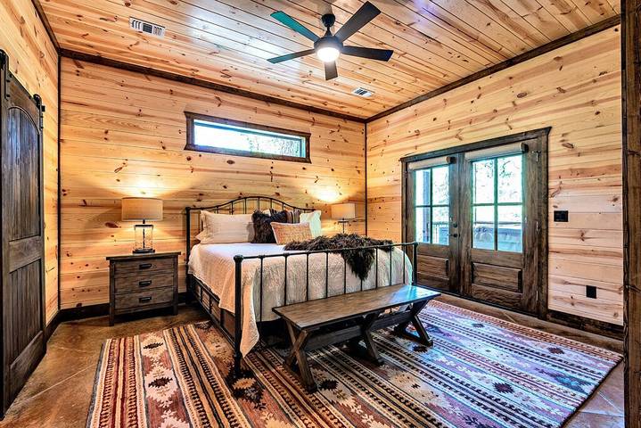 Log cabin for 22 people, with hot tub and terrace in Oklahoma