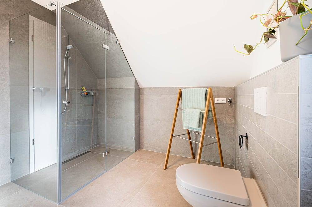 Ganze Wohnung, Moderne helle Ferienwohnung (80qm) mit Balkon in Zellingen, Fränkisches Weinland