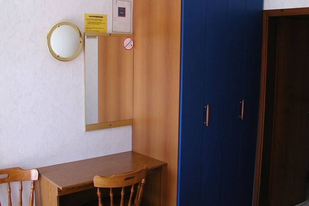 Room in Vodice with Balcony, Air condition, Wifi (4826-4) in Vodice, Šibenik-Knin