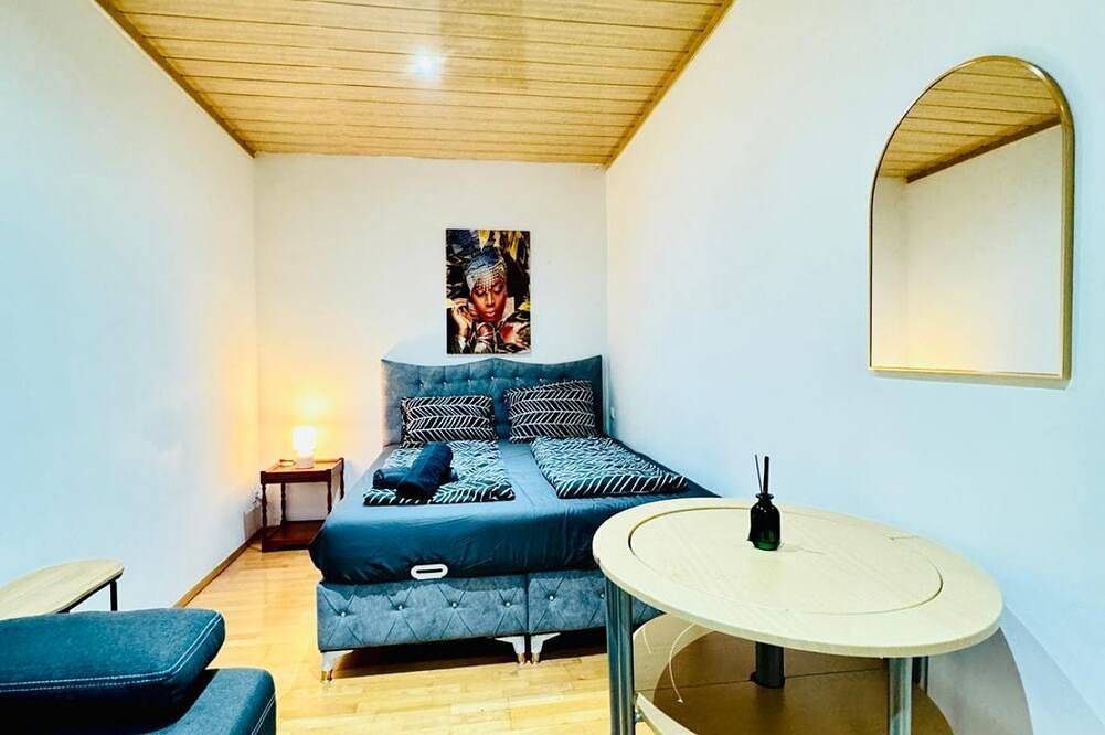 Ganze Wohnung, Bright Room w/ Desk | Walk to Fac Platz in Floridsdorf, Wien