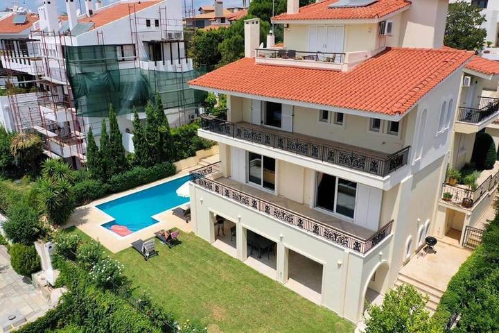 Villa für 14 Personen, mit Pool und Whirlpool sowie Garten in Voula