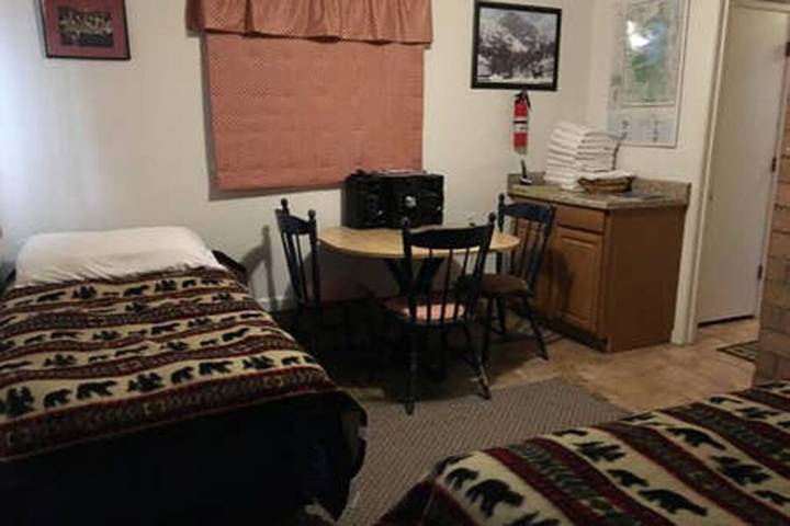 Log cabin for 8 people, with sauna and hot tub as well as yard in South Lake Tahoe