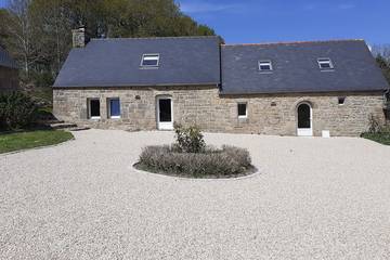 Gîte pour 6 personnes, avec jardin à Plounévez-Moëdec