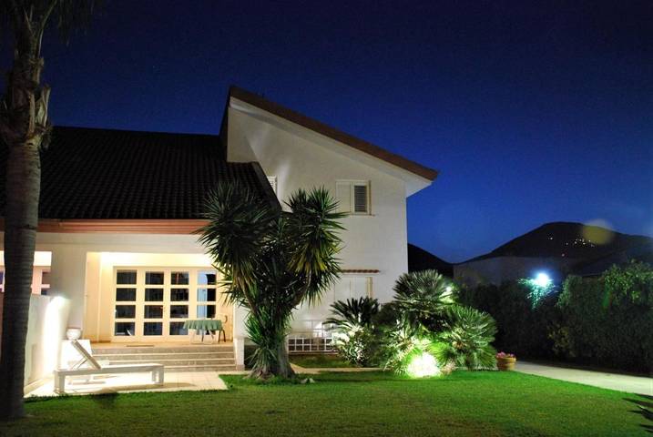 Villa für 10 Personen, mit Balkon und Terrasse sowie Garten und Ausblick