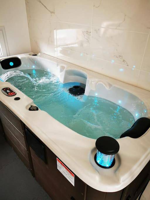 Gîte pour 2 personnes, avec Balcon ainsi que Jacuzzi et Terrasse à Lachapelle-sous-Aubenas