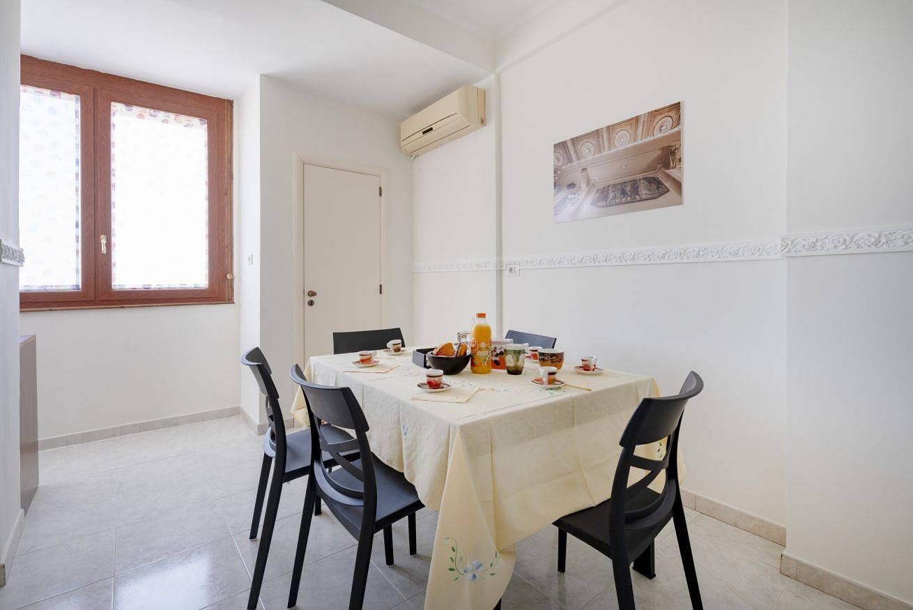 Appartement entier, Appartement de vacances pour 6 personnes avec balcon/terrasse in Bari, Province de Bari