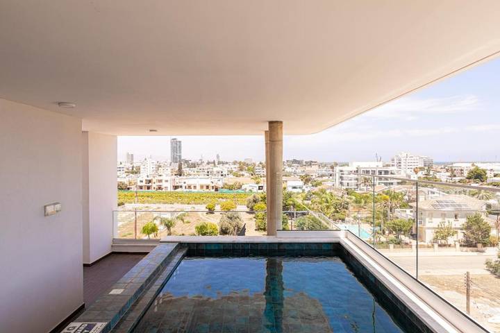 Ferienwohnung für 6 Personen, mit Balkon und Ausblick sowie Pool in Limassol