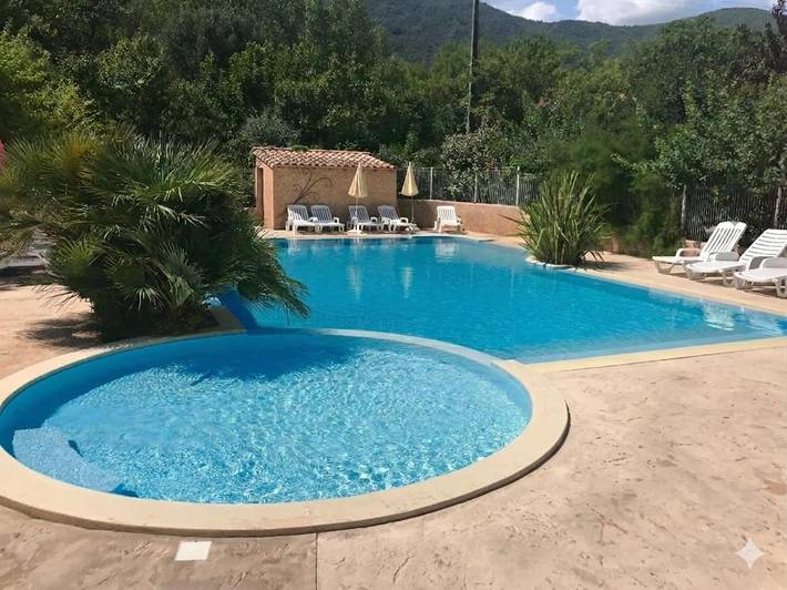 Ferienwohnung für 4 Personen, mit Terrasse und Garten sowie Pool, mit Haustier