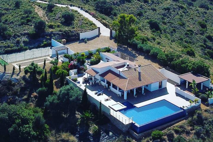Luxury villa 5 bed 3 bath with infinity pool/hot tub, games area.  Sleeps 10 in Bédar, Almería Province