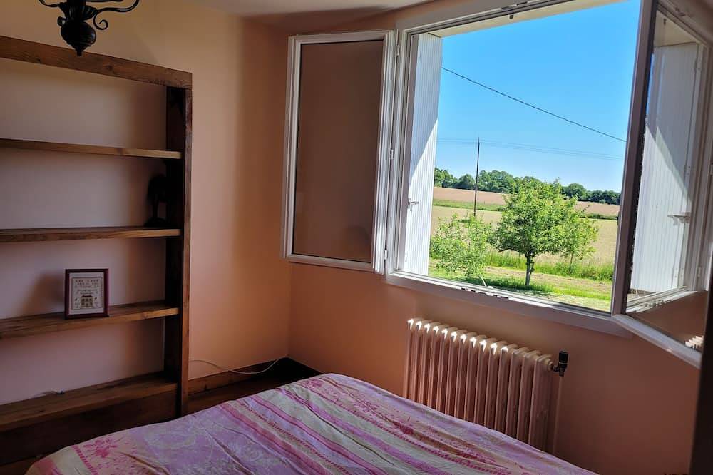 Maison d'hôtes au sein d'une ferme fruitière \"zéro traitement\" in Ernée, Mayenne