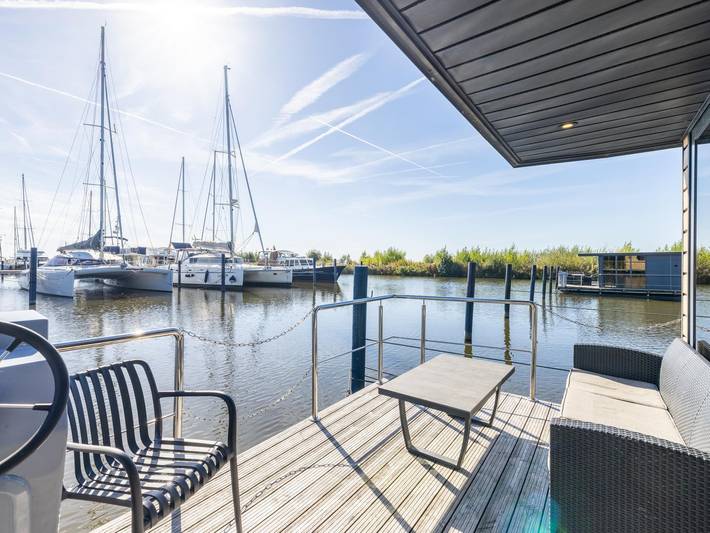 Hausboot im Yachthafen von Volendam in Volendam, Markermeer