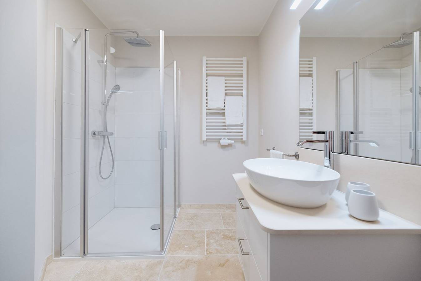 Ganze Wohnung, Komfortable Ferienwohnung mit Balkon und Parkplatz direkt am Husumer Hafen in Husum Hafen, Husum