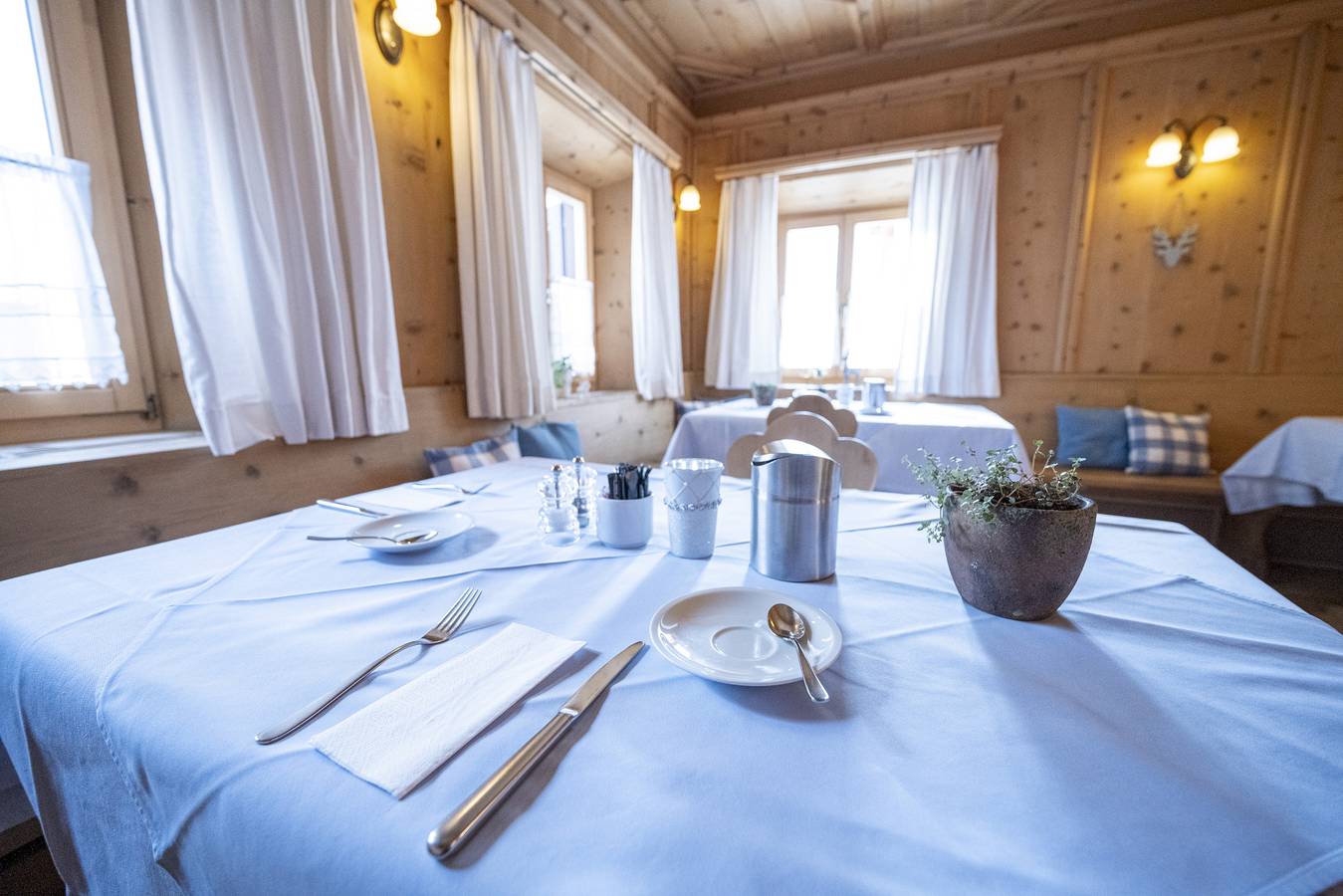 Hotel Garni Engiadina - Boutique Hotel - grosses Arven-Doppelzimmer mit Dusche und/oder Bad/Wc, Large in Scuol, Unterengadin