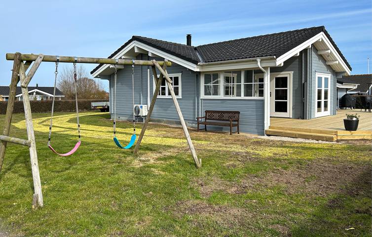 Ferieudlejning for 8 personer, med terrasse og jacuzzi samt sauna i Spodsbjerg