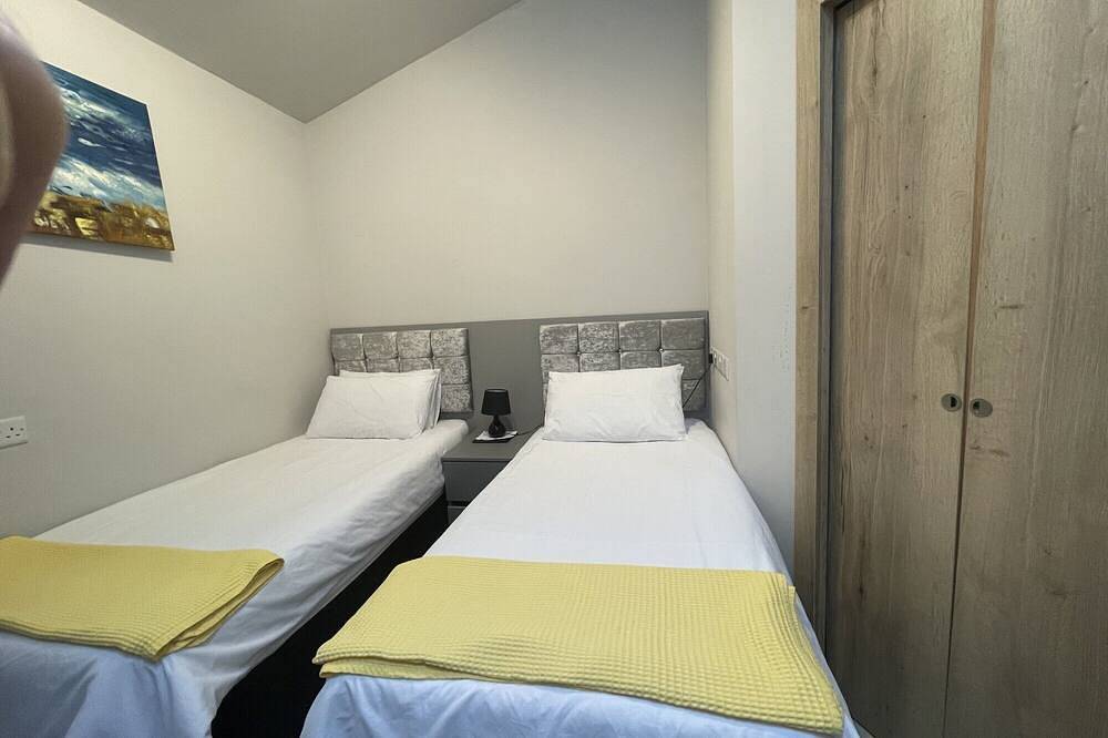 Entire cottage close to Coventry city centre. 4 en-suite bedrooms, gated parking in Coventry, Birmingham Area