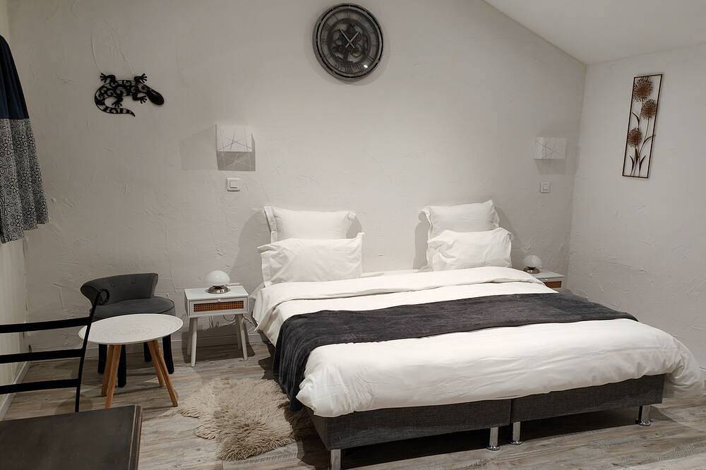 Entire apartment, Studio-Cottage-Ensuite with Shower-Courtyard view in Crest, Die region