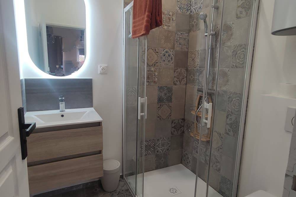 Entire apartment, Accommodation with terrace and secure, covered parking, 5 minutes from Lille in Marcq-en-Barœul, Lille region