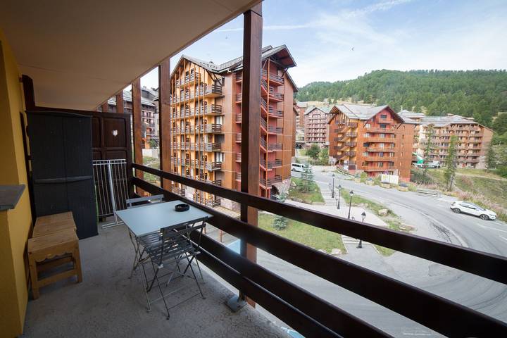 Apartamento entero, Apartamento 'Appartemment 6 Couchages Risoul' con vistas a la montaña y balcón in Station de Risoul, Risoul