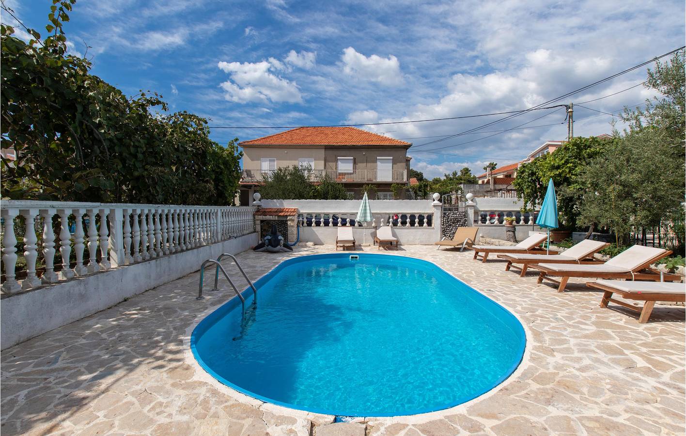 Ganze Ferienwohnung, Gemütliche 2-Zimmer-Wohnung mit Pool, WLAN und Zugang zum Strand (600 m entfernt) in Zadar Stadt, Zadar (Kommun)