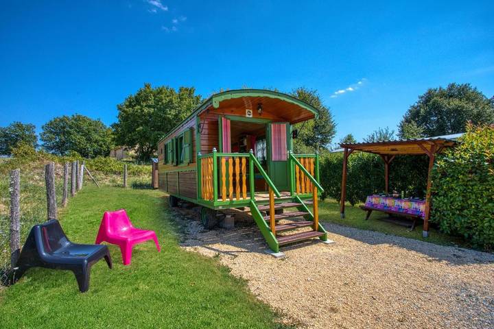 Location de vacances pour 4 personnes, avec Balcon et Terrasse ainsi que Jardin et Piscine à Saint-Pompont