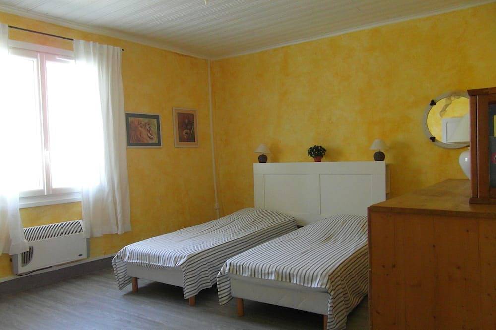 Auténtica casa de pueblo de 150 m² con piscina cerca del centro de la ciudad. in Sablet, Vaucluse