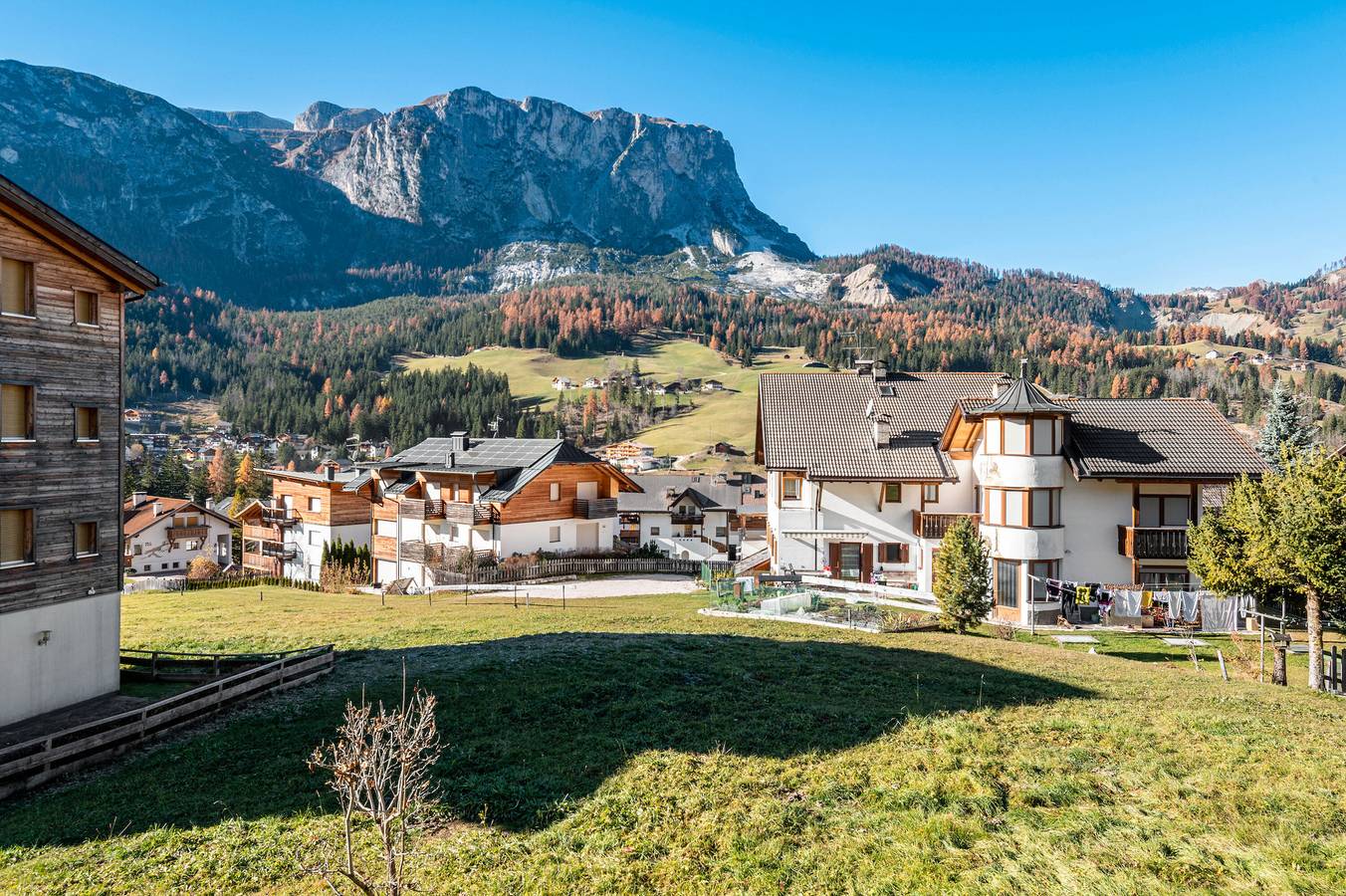 Appartement entier, Appartement '3' avec vue sur les montagnes, jardin partagé et Wi-Fi in Badia, Dolomiti Superski