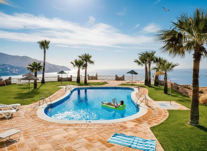 Casa para 4 personas, con piscina además de jardín y jacuzzi en Almuñecar