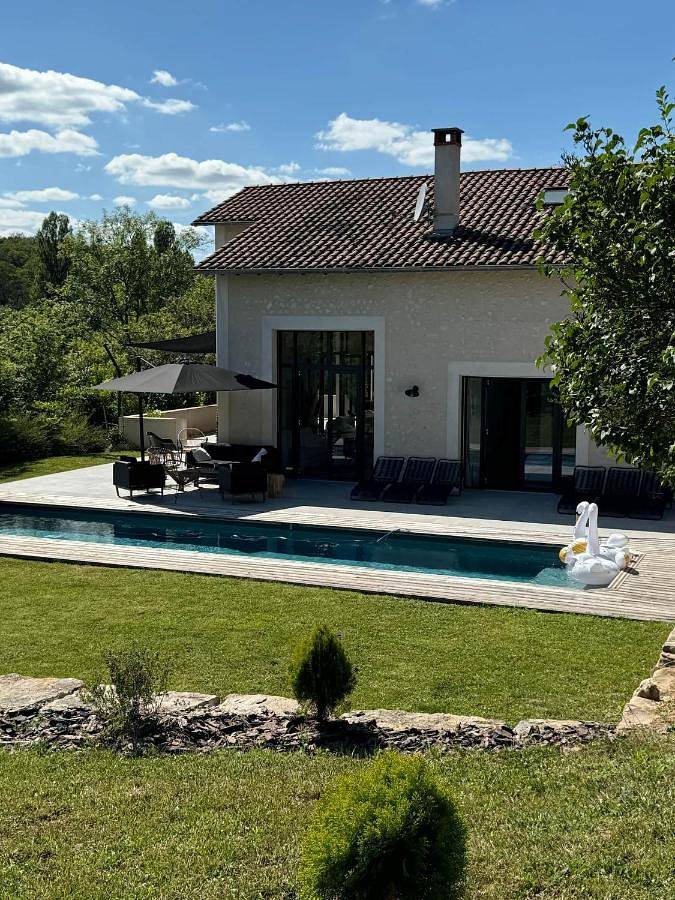 Location de vacances pour 8 personnes, avec Terrasse ainsi que Piscine et Vue à Saint-Aquilin