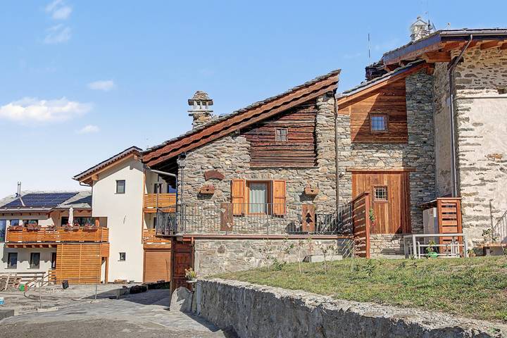 Hel lägenhet, Apartment 'Il Cervo' with Private Balcony with Mountain View in La Cerise (Gressan), Comune di Gressan