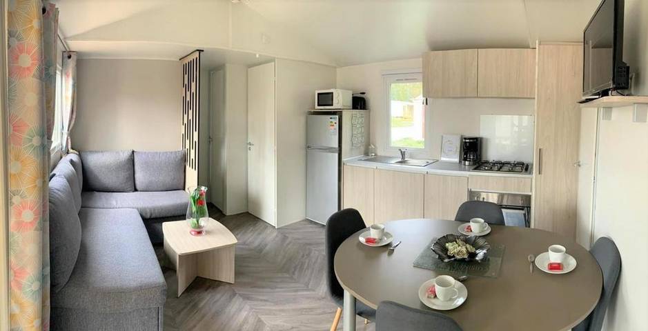 Camping pour 8 personnes, avec jardin et vue sur le lac ainsi que piscine et vue