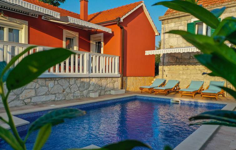 Geräumige 110 m² große Wohnung mit Pool, Terrasse und Küche in Kreševo, Dalmatinisches Zagora