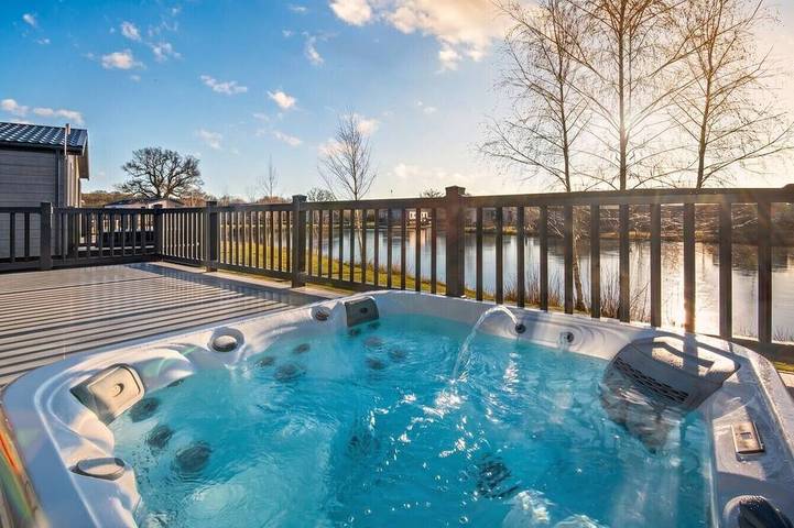 Log cabin for 4 people, with garden and hot tub as well as balcony in Woodhall Spa