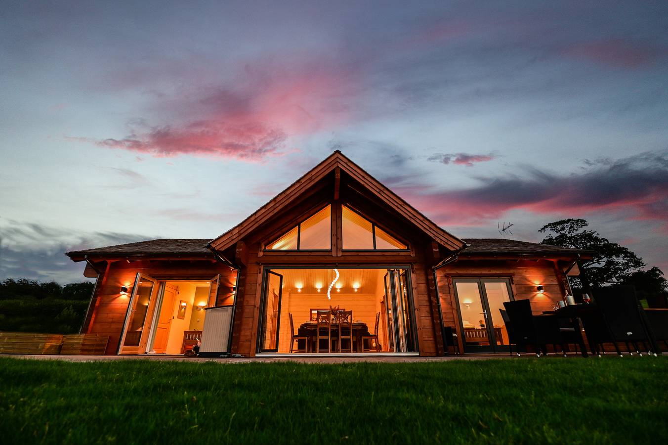 Cuddfan Lodge on a Beautiful Lake in Newport (Gwent), South-Wales