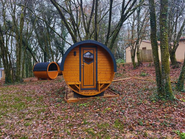 Location de vacances pour 2 personnes, avec jardin ainsi que bassin pour enfant et sauna, adapté aux familles en Dordogne